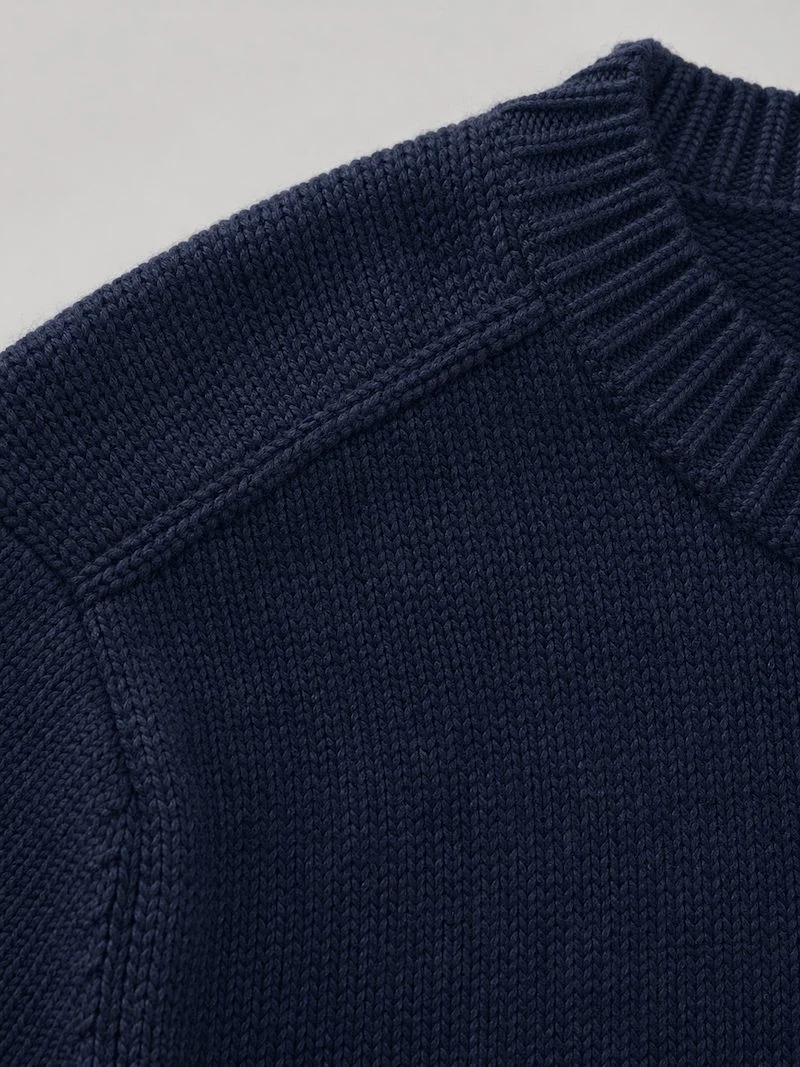 Mid-gauge cotton-blend crewneck detail — set-in shoulder Strickwaren-Hersteller China