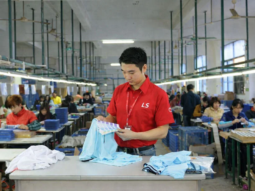 Strickwaren-Qualitätsprüfung vor der Serienproduktion in der Lin Sweater Factory in Dalang Dongguan