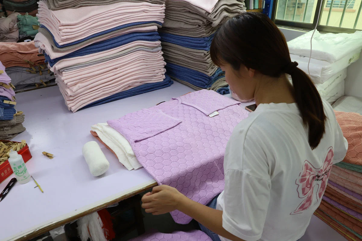 Wie man Strickwaren-Maße vor der Serienproduktion bestätigt — Lin Sweater Factory